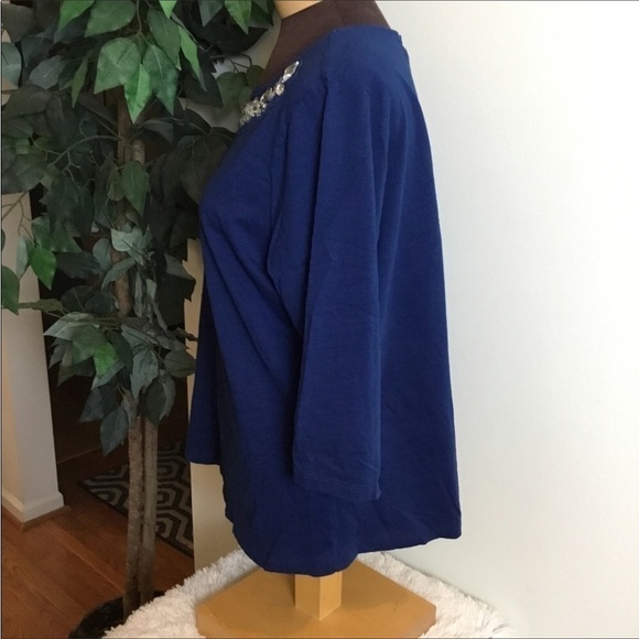 St John’s Bay pull over top Woman’s 1X blue with bead detail on neckline - Picture 2 of 9